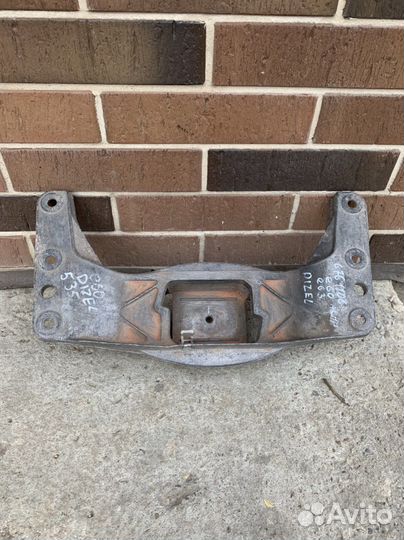 Траверса, крепление АКПП бмв е60 530d м57