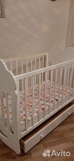 Детская кроватка с маятником белая
