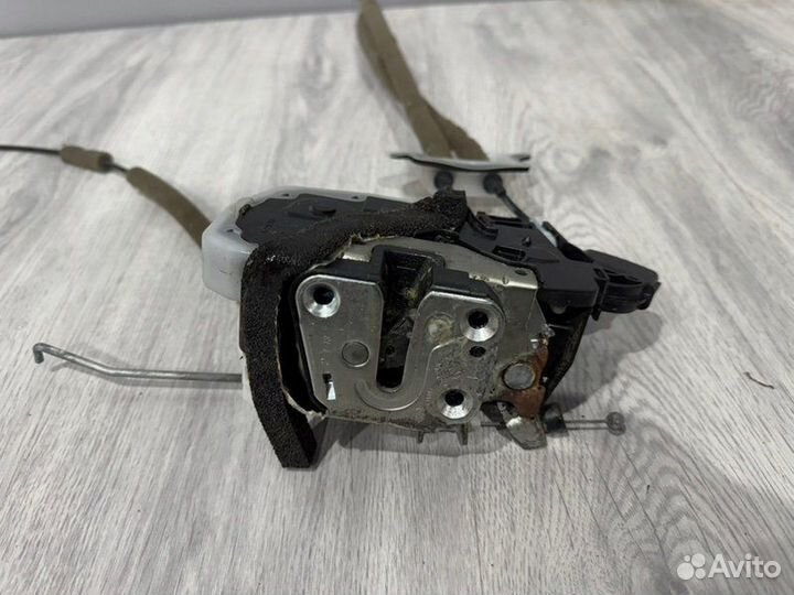 Замок двери передней левой Nissan Teana J32 VQ25