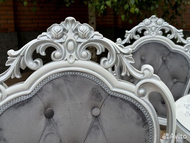 Стол и стулья в гостиную. В наличии