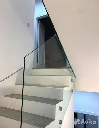 Стеклянное ограждение лестницы