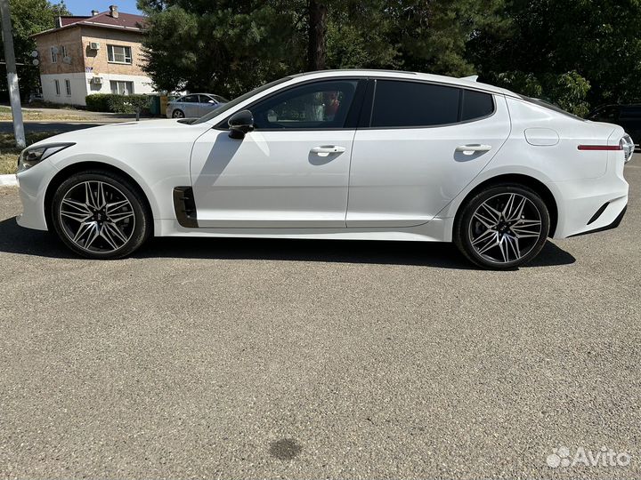 Kia Stinger 2.0 AT, 2021, 1 800 км