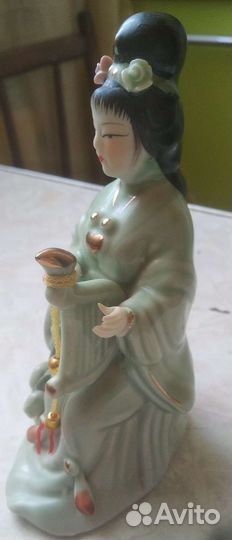 Статуетка японка