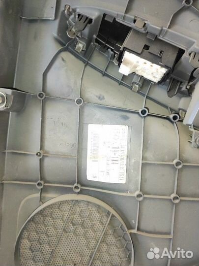 Обшивка боковой двери задняя левая Toyota Prius