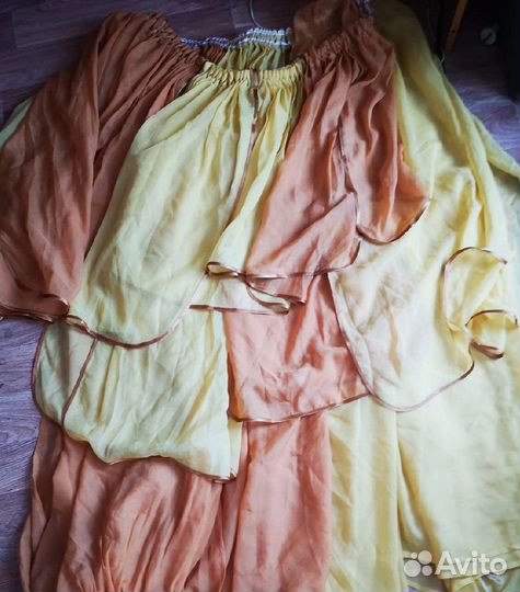 Шторы желто- коричневые с ламбрикеном и лентой для