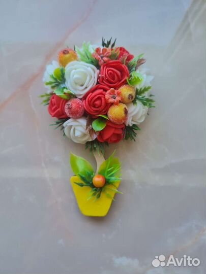 Композиция из искусственных цветов