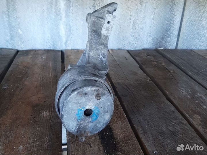 Подушка двигателя VW Transporter T4 2.5 TDI