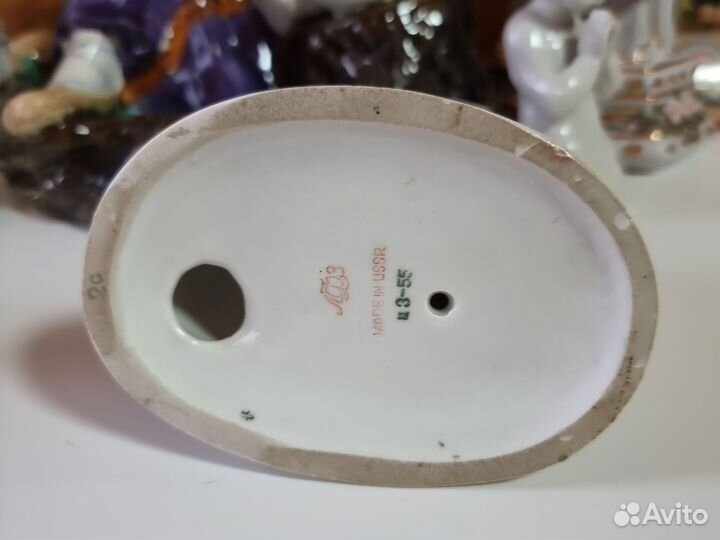 Фарфоровая статуэтка Якут с собакой