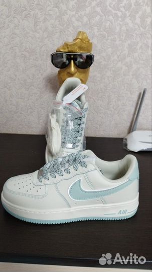 Кроссовки женские