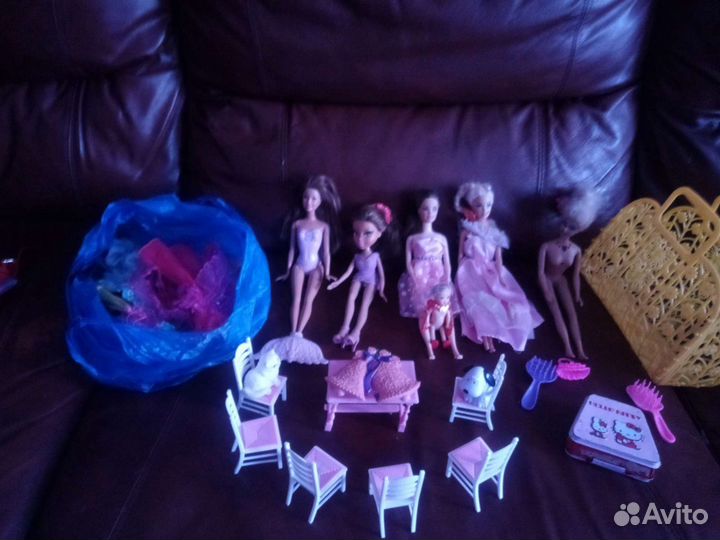 Набор кукол с одеждой и мебелью