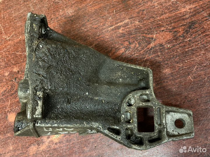 Левый кронштейн двигателя ауди 80 б4
