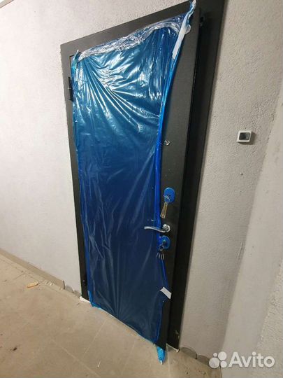 Входная утеплённая дверь с зеркалом(новая)