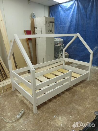 Детская кроватка домик