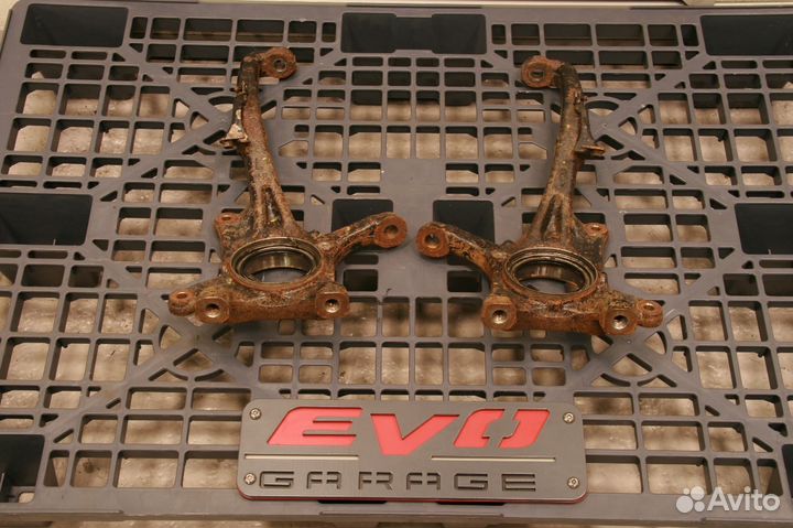 Кулаки перед Toyota Land Cruiser 200