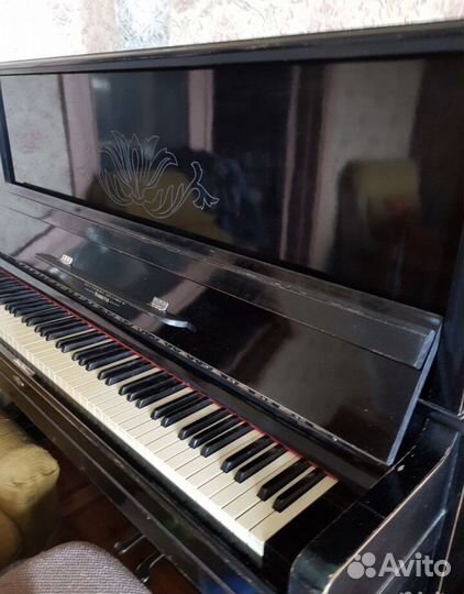 Пианино Красный октябрь