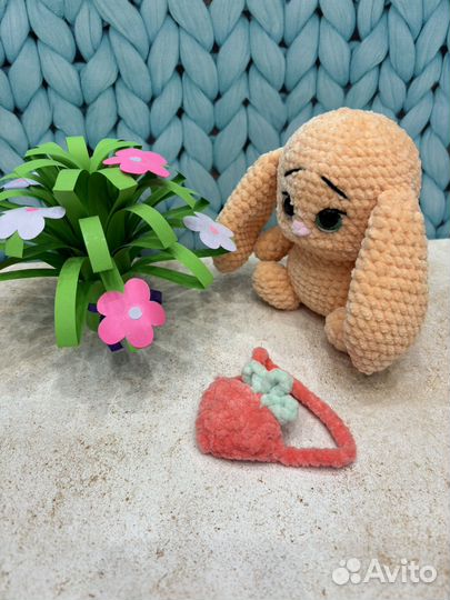 Заяц с сумочкой вязаная игрушка
