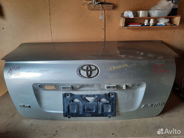 Крышка багажника Tayota авенсис