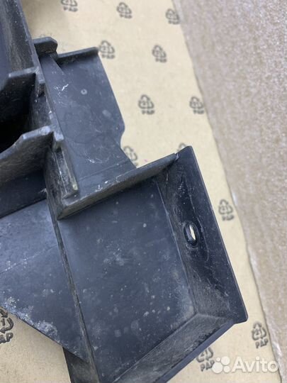Кронштейн переднего бампера центр. Opel Vectra C