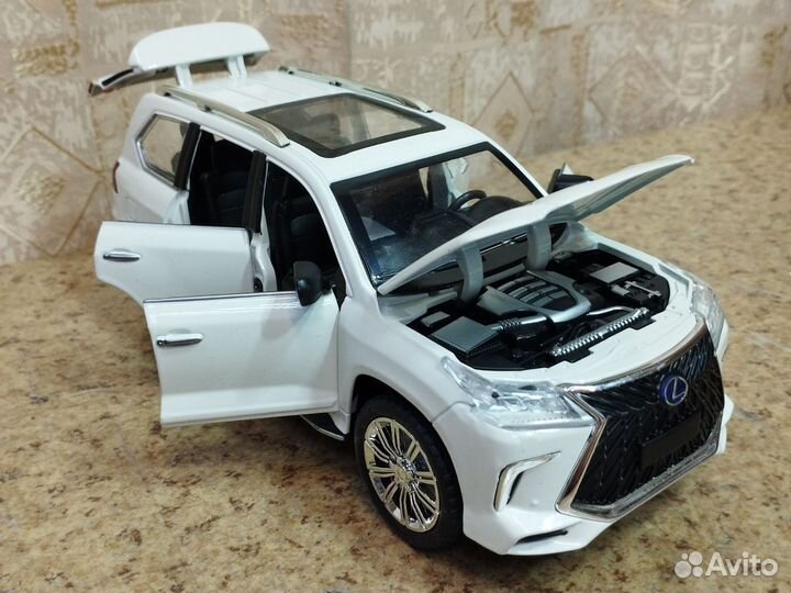 Lexus LX 570 с дымом металлическая модель 1:24