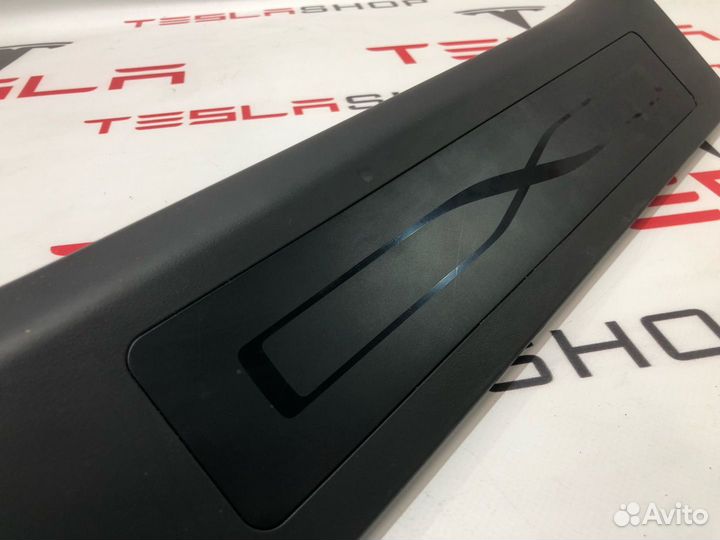 Накладка дверного порога Tesla Model X рест. 2022
