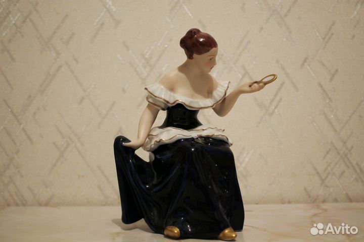 Фарфоровая статуэтка Royal Dux Bohemia дама с зерк