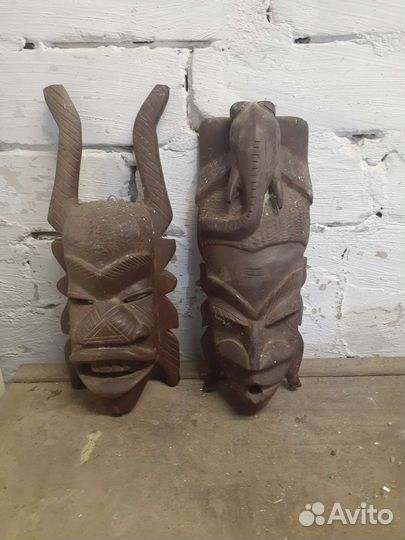 Маска из красного дерева