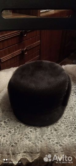 Мужская шапка и женская