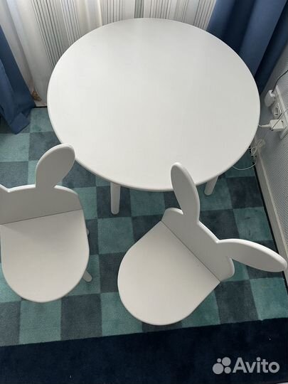 Детский круглый стол и 2 стульчика - зайчика б/у