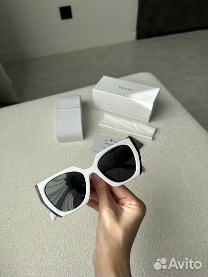 Солнцезащитные очки женские prada