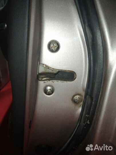 Замок двери передний правый Mazda 626 1991