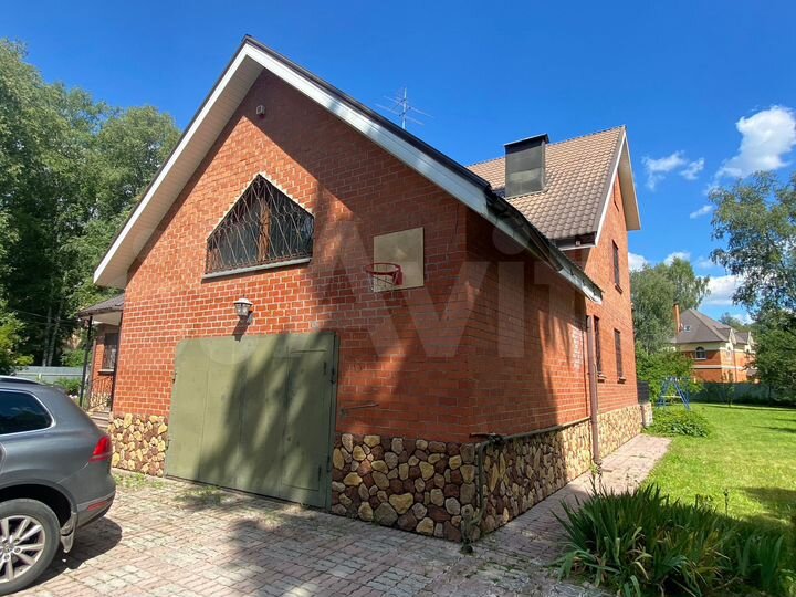 Дом 498 м² на участке 23 сот.