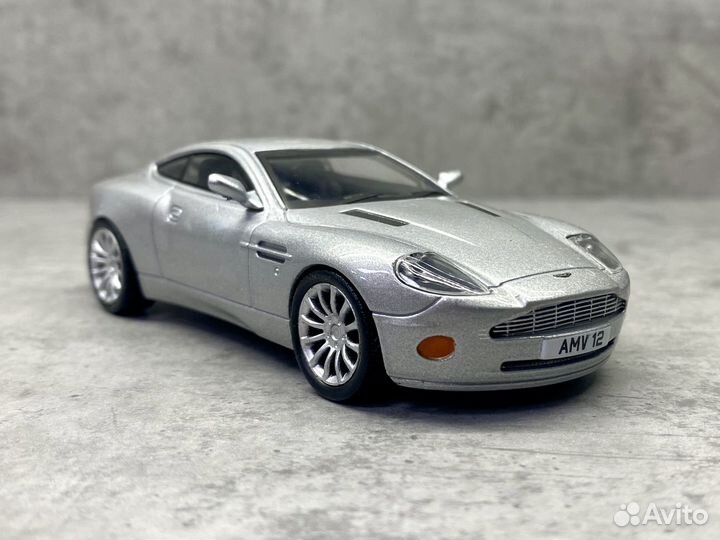 Коллекционная модель Aston Martin Vanquish 1:43