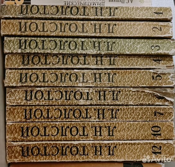 Стендаль, Чехов, Толстой, детективы