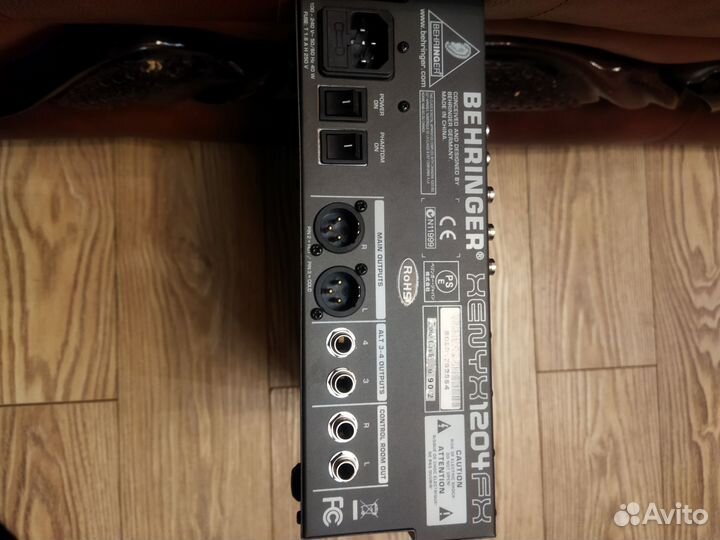 Микшерный пульт behringer