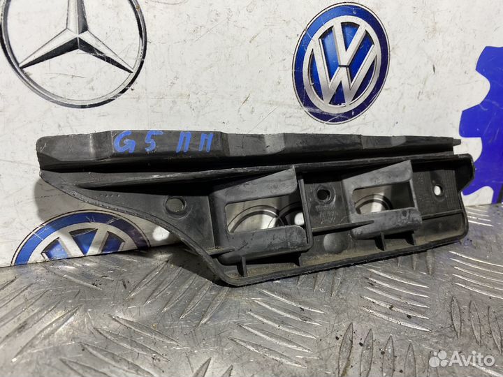 Направляющая бампера передняя правая Golf 5
