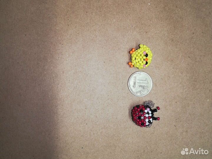 Цыпленок и божья коровка из бисера