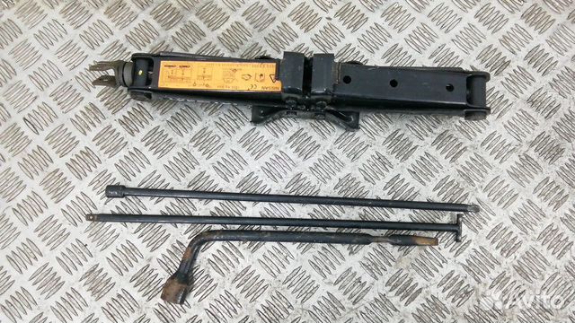 Домкрат на KIA Sorento 1