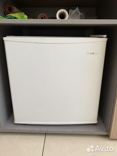 Тумбы и холодильник