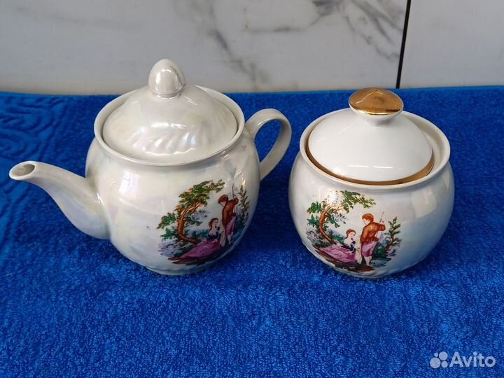 Заварочный чайник и сахарница