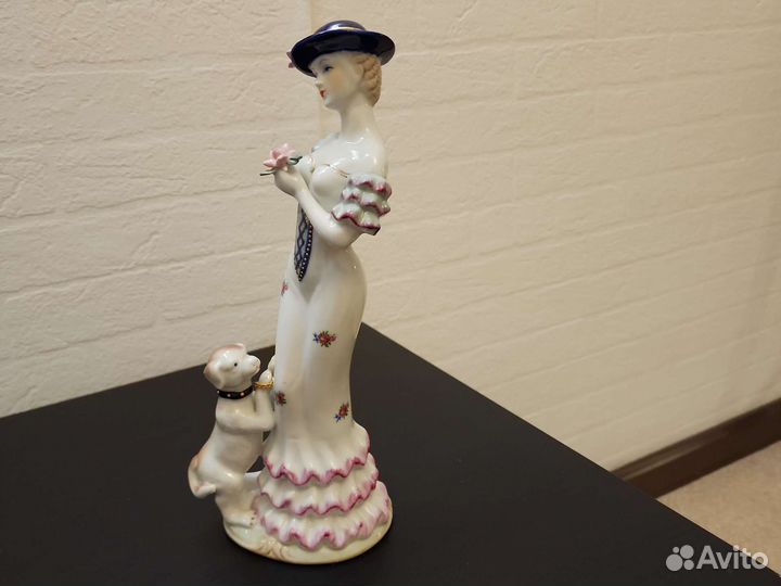 Статуэтка дама с собачкой