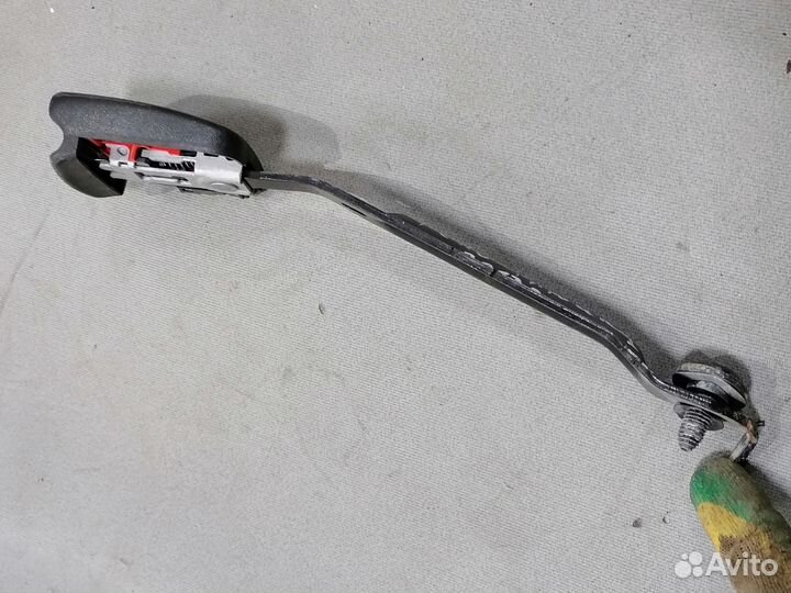 Рычаг застежки ремня безоп.Renault Fluence 2013