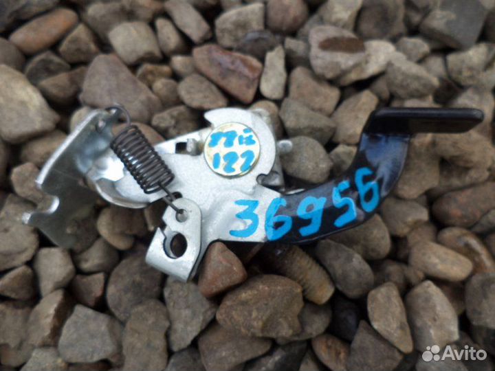 Ручка открывания бензобака Toyota Allex ZZE122