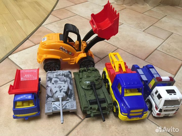 Машинки и танки для мальчика