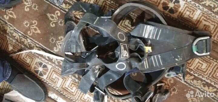 Зажим капля, каска для альп, страховочная привязь