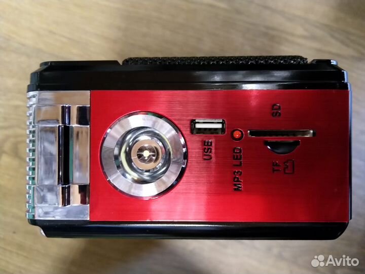 Компактный красный трехдиапазонный радиоприемник