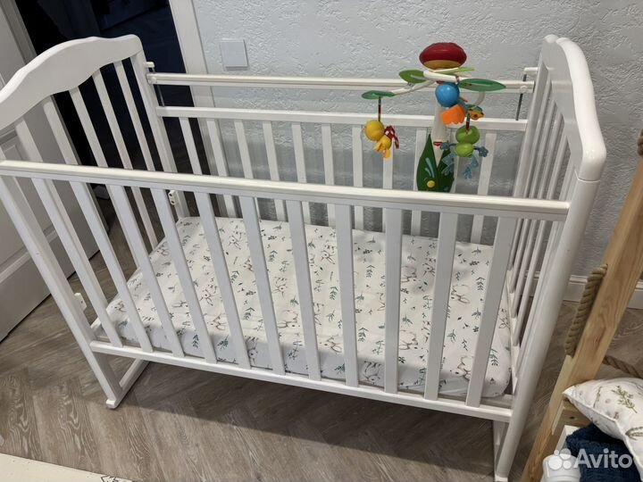 Детская кроватка с маятником
