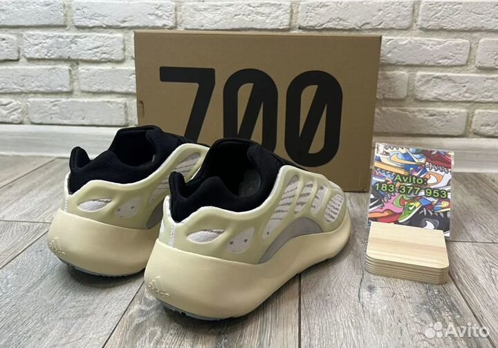 Мужские кроссовки Adidas Yeezy Boost 700 v3