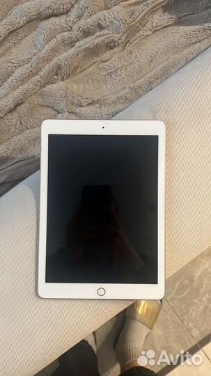 Планшет Apple iPad (2018) 32GB Wi-Fi Gold