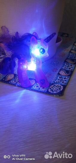 Пони. Светится