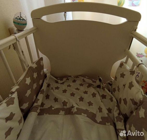 Детская кроватка с маятником